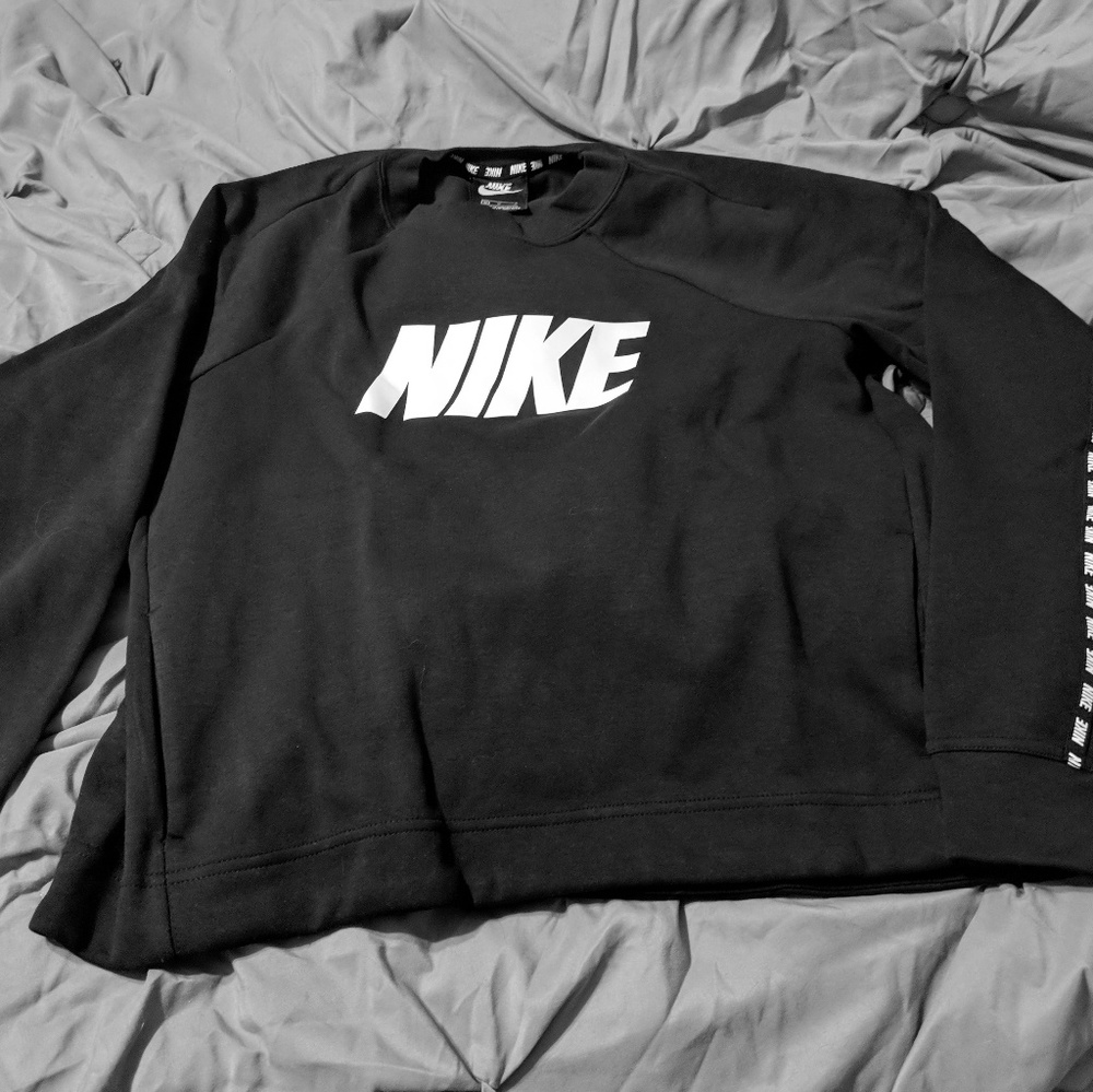 Nike womans cropped sweatshirt